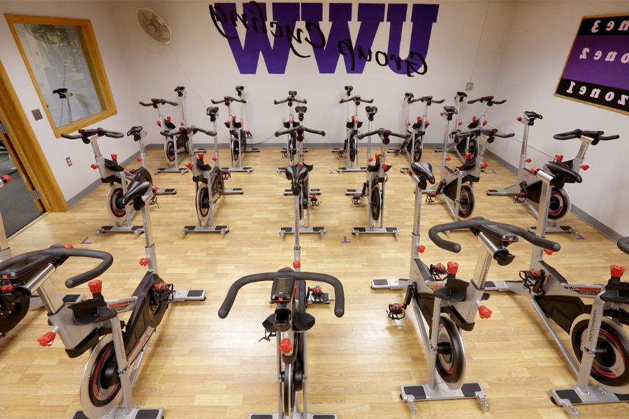 自行车室，墙上有自行车和紫色的UWW.